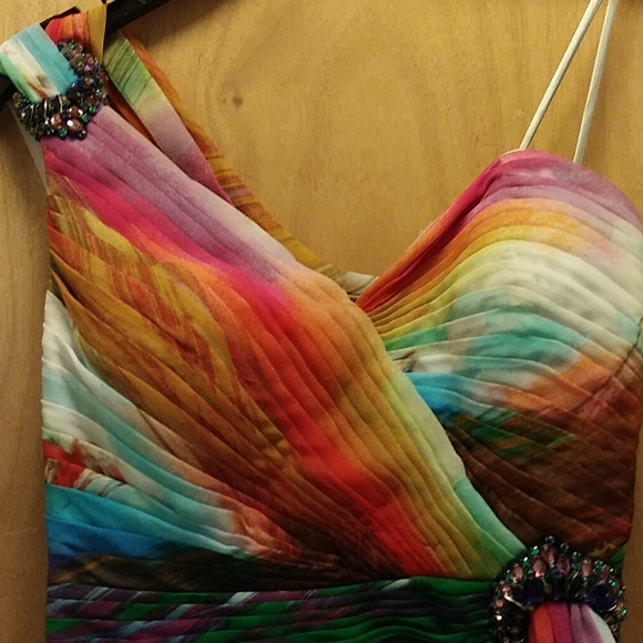 This vibrant dress is looking for it's Princess - Picture 6 of 10